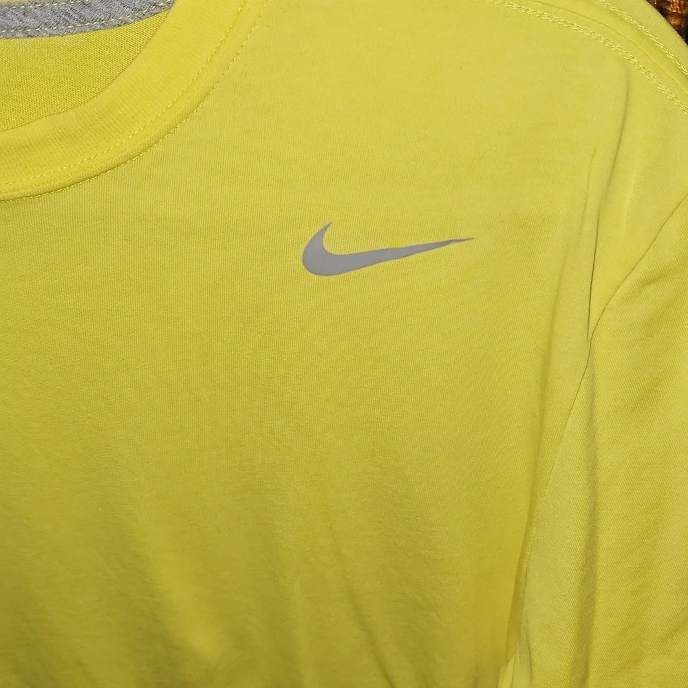 Nike Womens Pre Owned Tshirt! Medium. Yellow And Gray